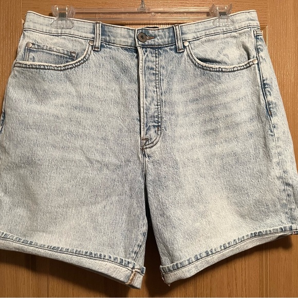 Torrid Feel The Fit High Rise Acid Wash Denim Shorts - Picture 1 of 9